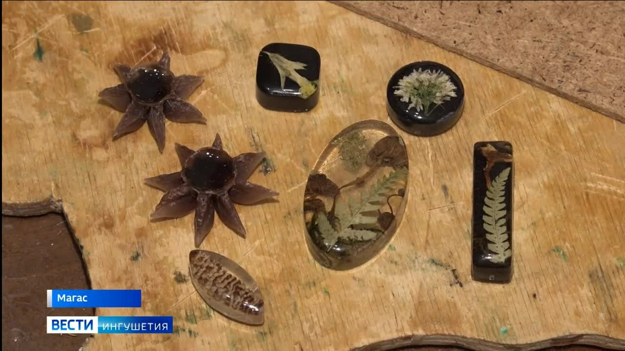 Многодетная мама из Ингушетии создает уникальные картины из глины и растений
