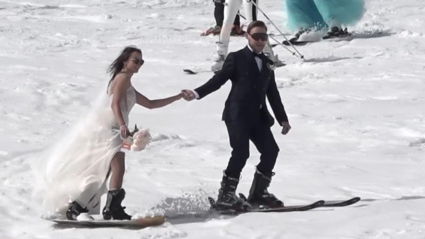 От свадебного спуска до человеческого биатлона: Шерегеш удивляет туристов фестивалем