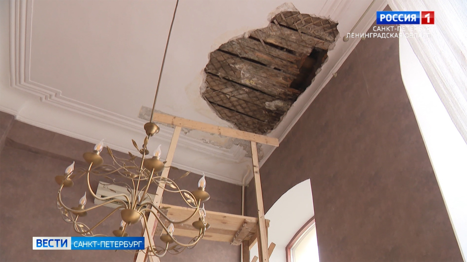 В квартире на улице Чайковского частично обрушился потолок