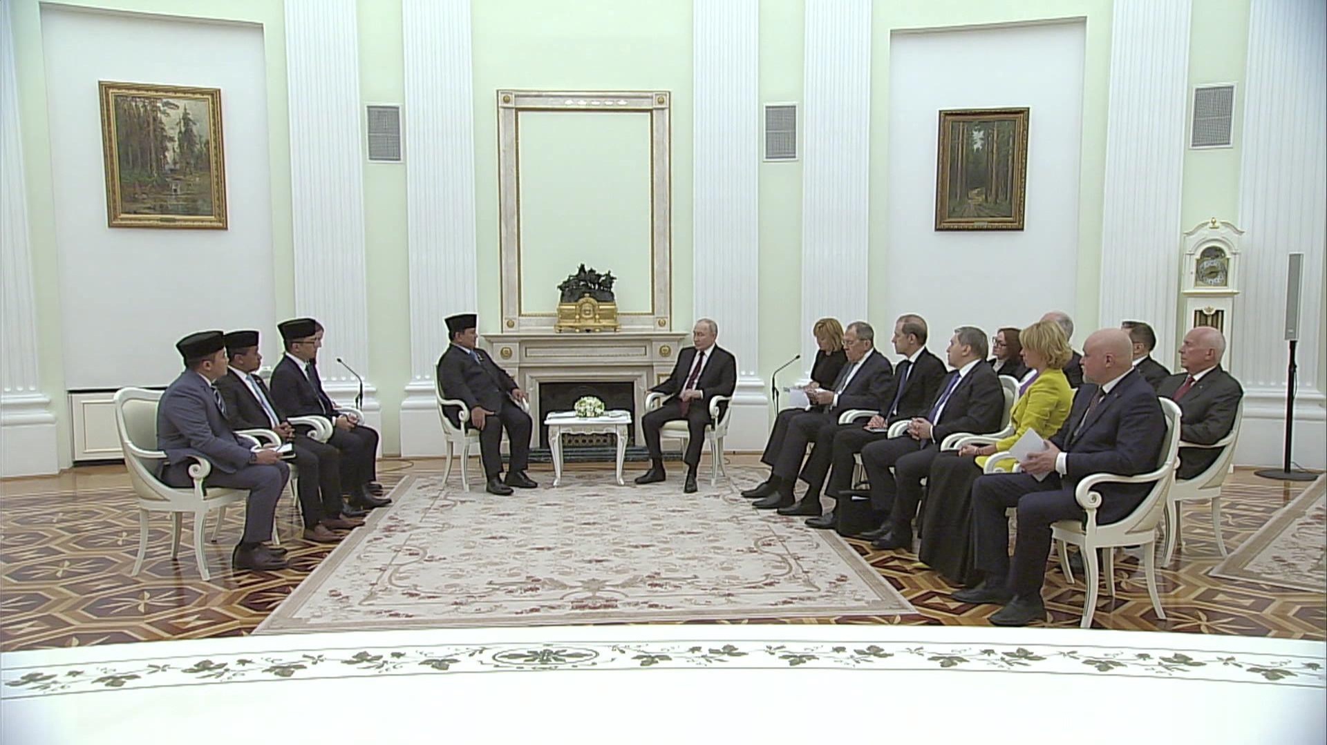 Нефть, атом и БРИКС: зачем президент Индонезии экстренно прилетел в Кремль