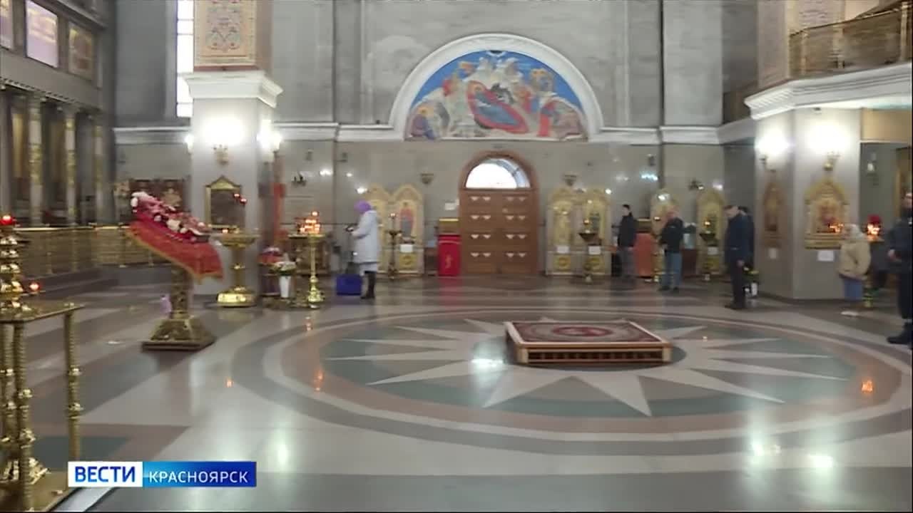 В Красноярск привезли благодатный огонь из Иерусалимского храма Гроба Господня