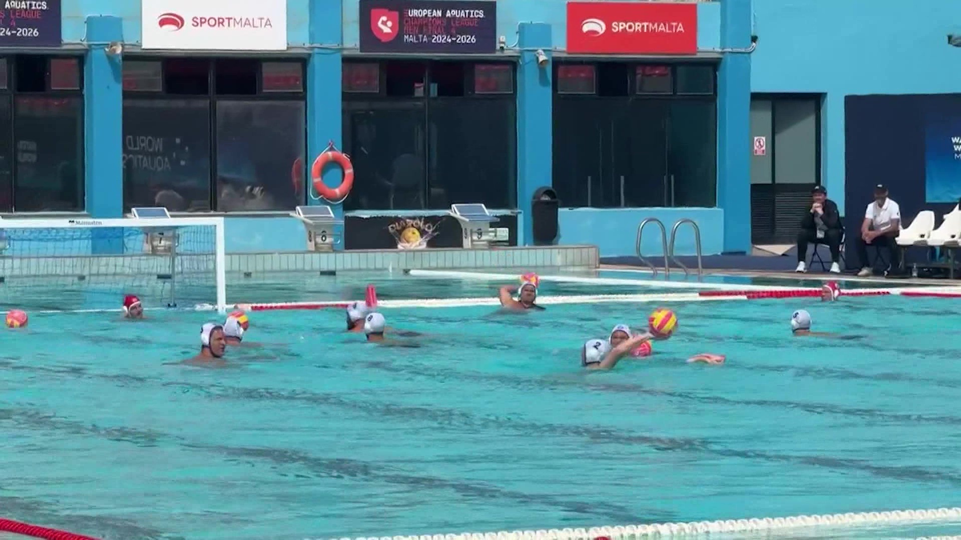 Российским спортсменам в водных видах спорта вернули право выступать с флагом и гимном
