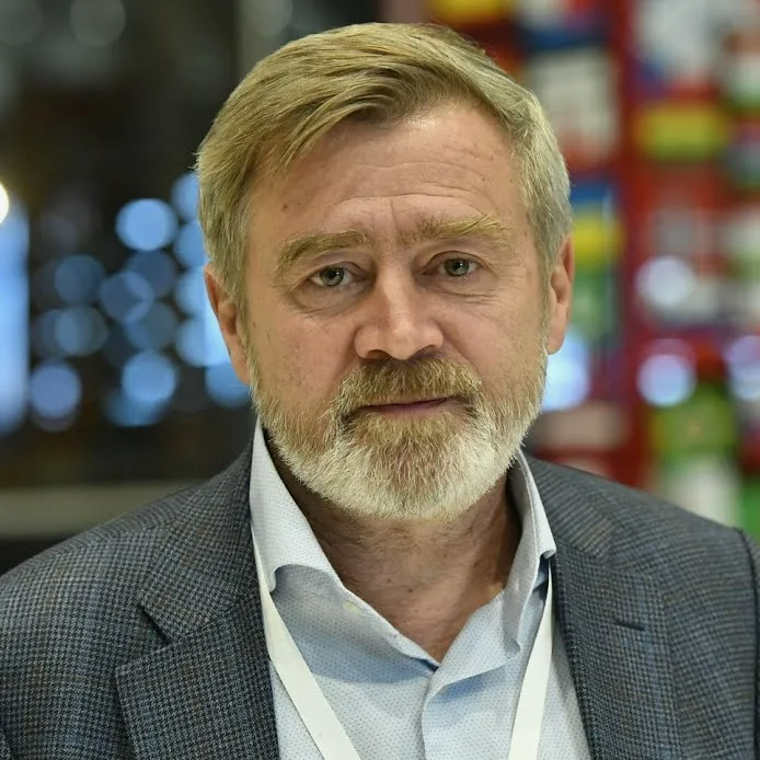 Когда в толпе что-то роняешь, к этому обязательно прилипнет зараза
