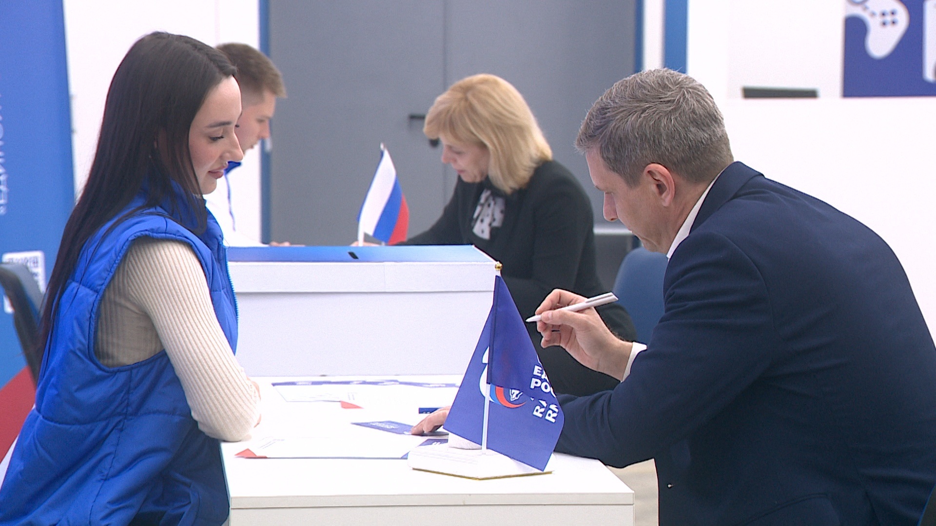 Жители Волгоградской области внесут предложения в народную программу "Единой России"