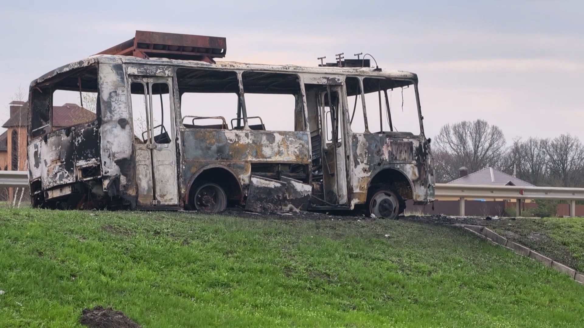 В селе Никольское Белгородского округа беспилотник нанес удар по автобусу