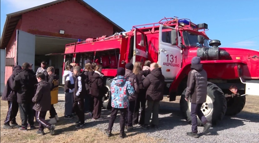 Экскурсию на противопожарный пост провели для школьников тюменского села
