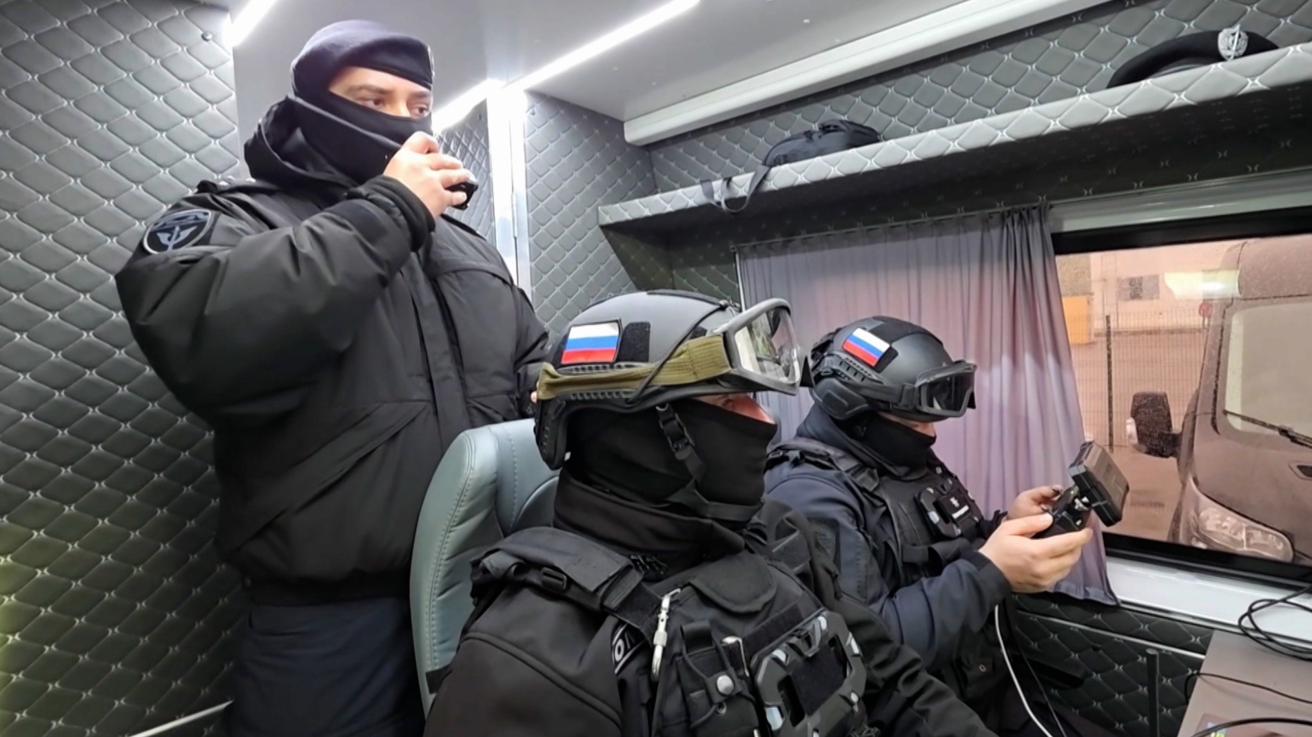 Как "птички" помогают ОМОНу при выполнении особо важных задач
