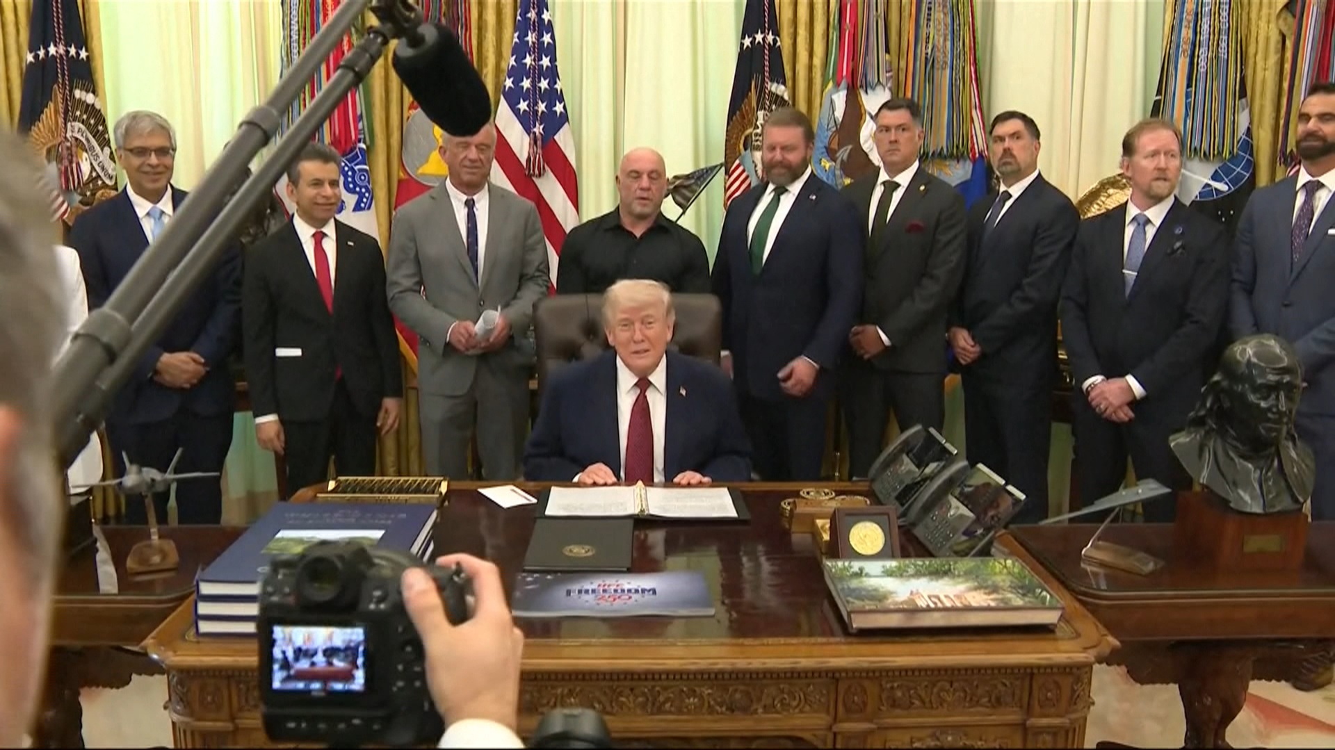 Трамп разрешает использование психоделиков и обостряет конфликт с Ираном: угрозы и последствия для мировой экономики.