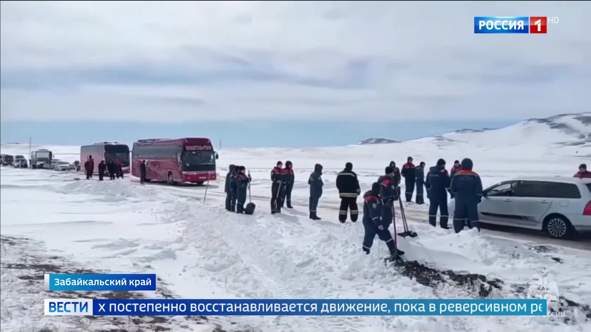 Снегопад парализовал дороги в Подмосковье и на Дальнем Востоке: спасатели проводят операции по расчистке