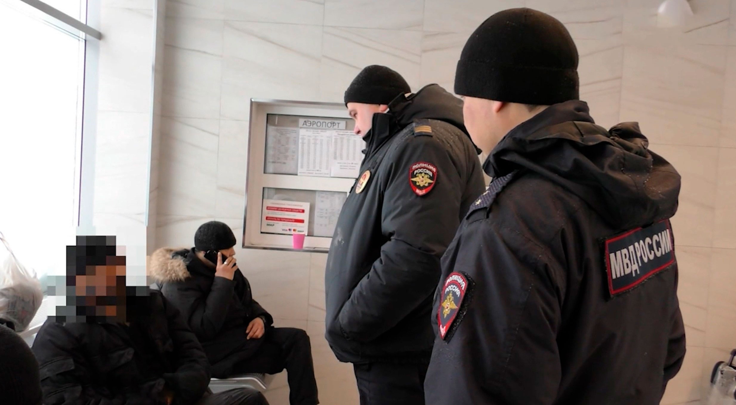 11 людей и кот - спустя сутки затерявших в снегу доставили домой