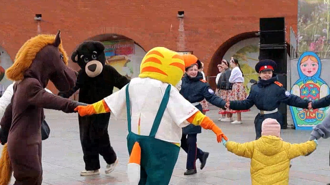Игры, угощения и фестиваль колокольного звона украсили пасхальную ярмарку в Йошкар-Оле