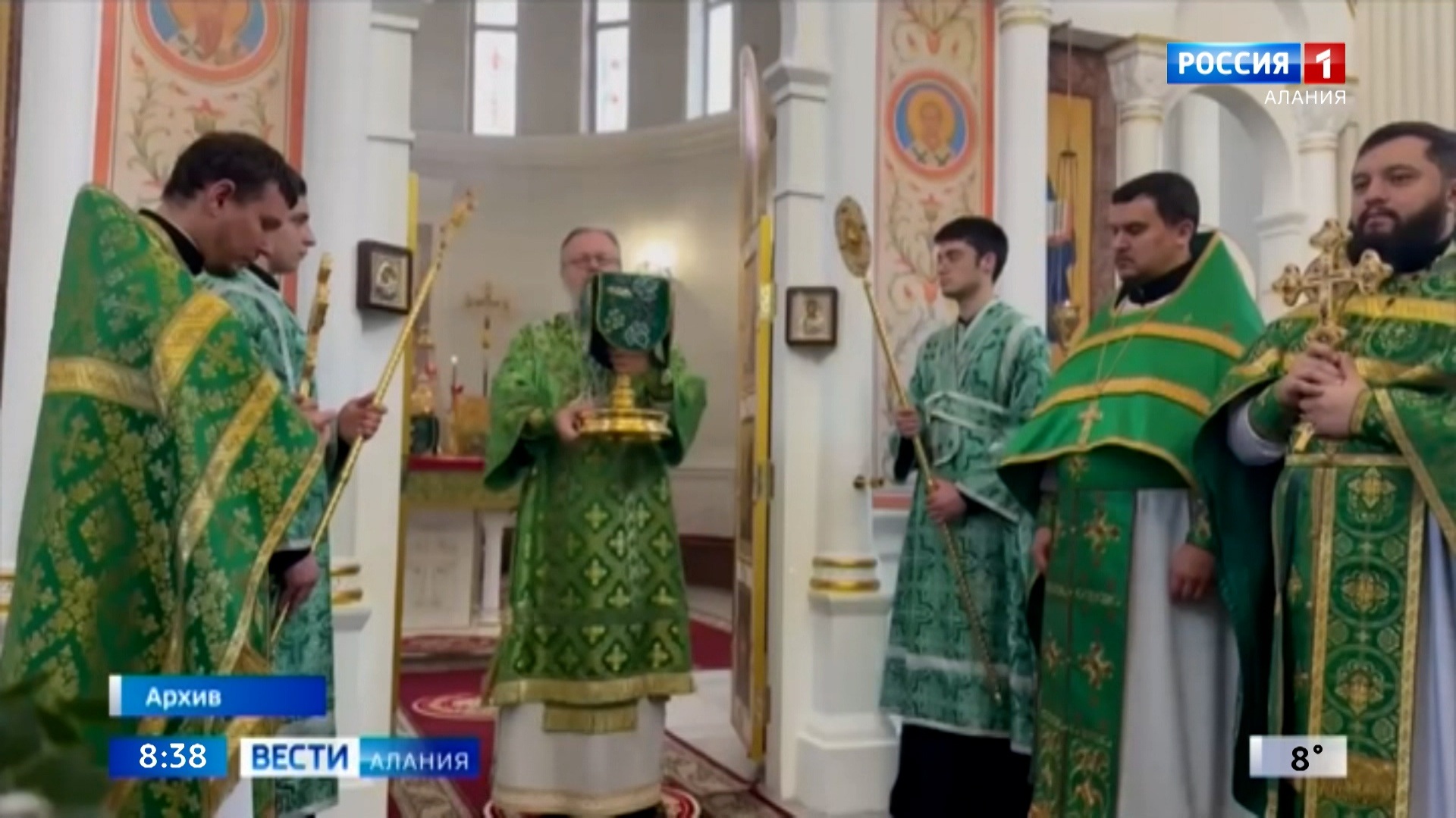Православные отмечают Радоницу - день, когда верующие разделяют радость Воскресения Христова с умершими, посещая храмы и кладбища