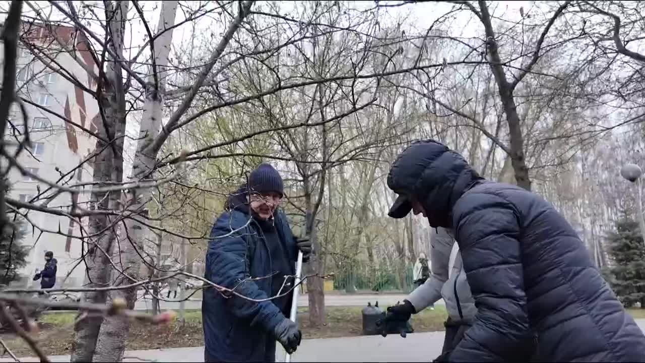 Журналисты прибрали тюменский сквер в рамках общегородского субботника