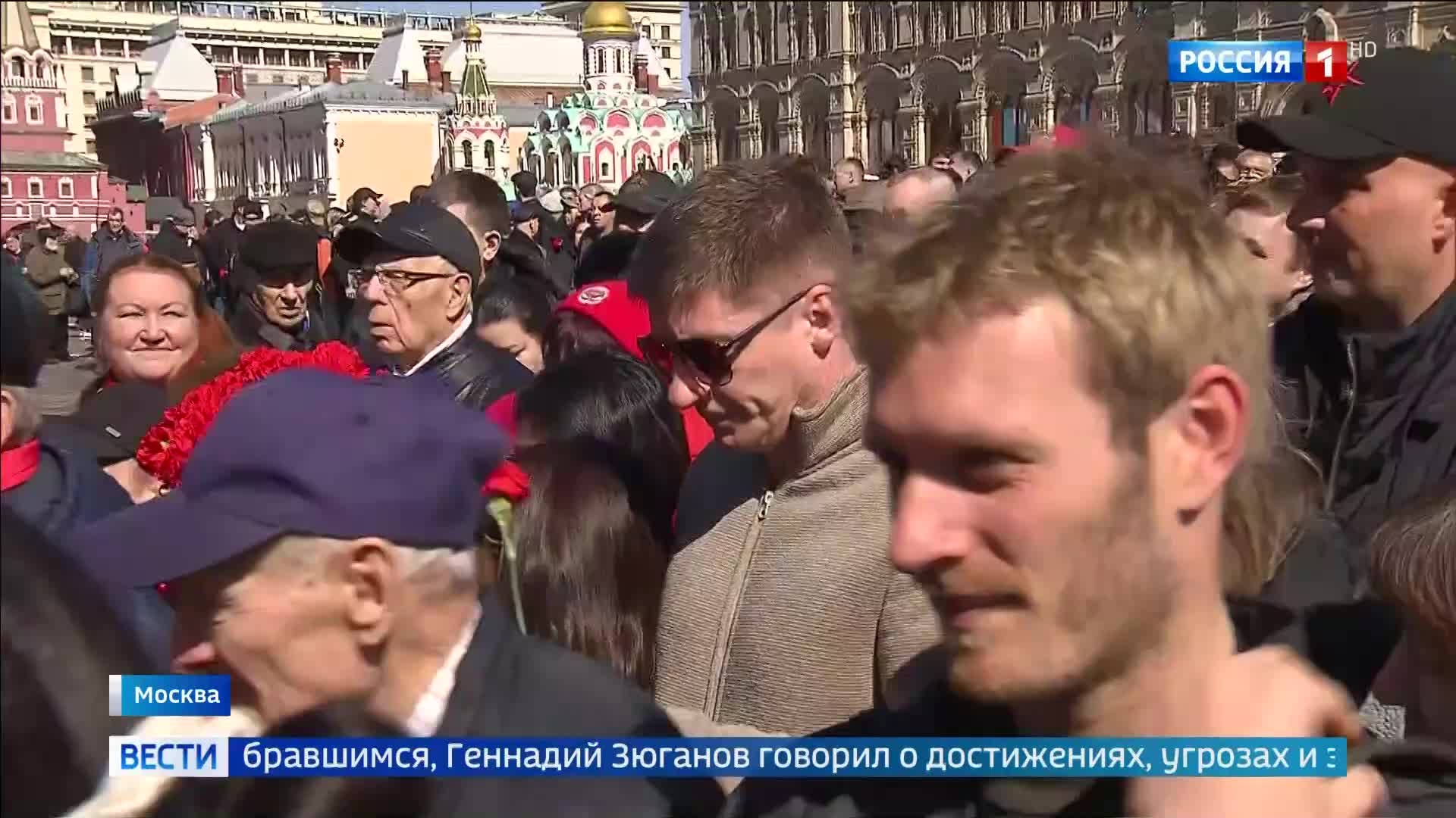 КПРФ провела шествие в Москве с возложением венков у Мавзолея Ленина