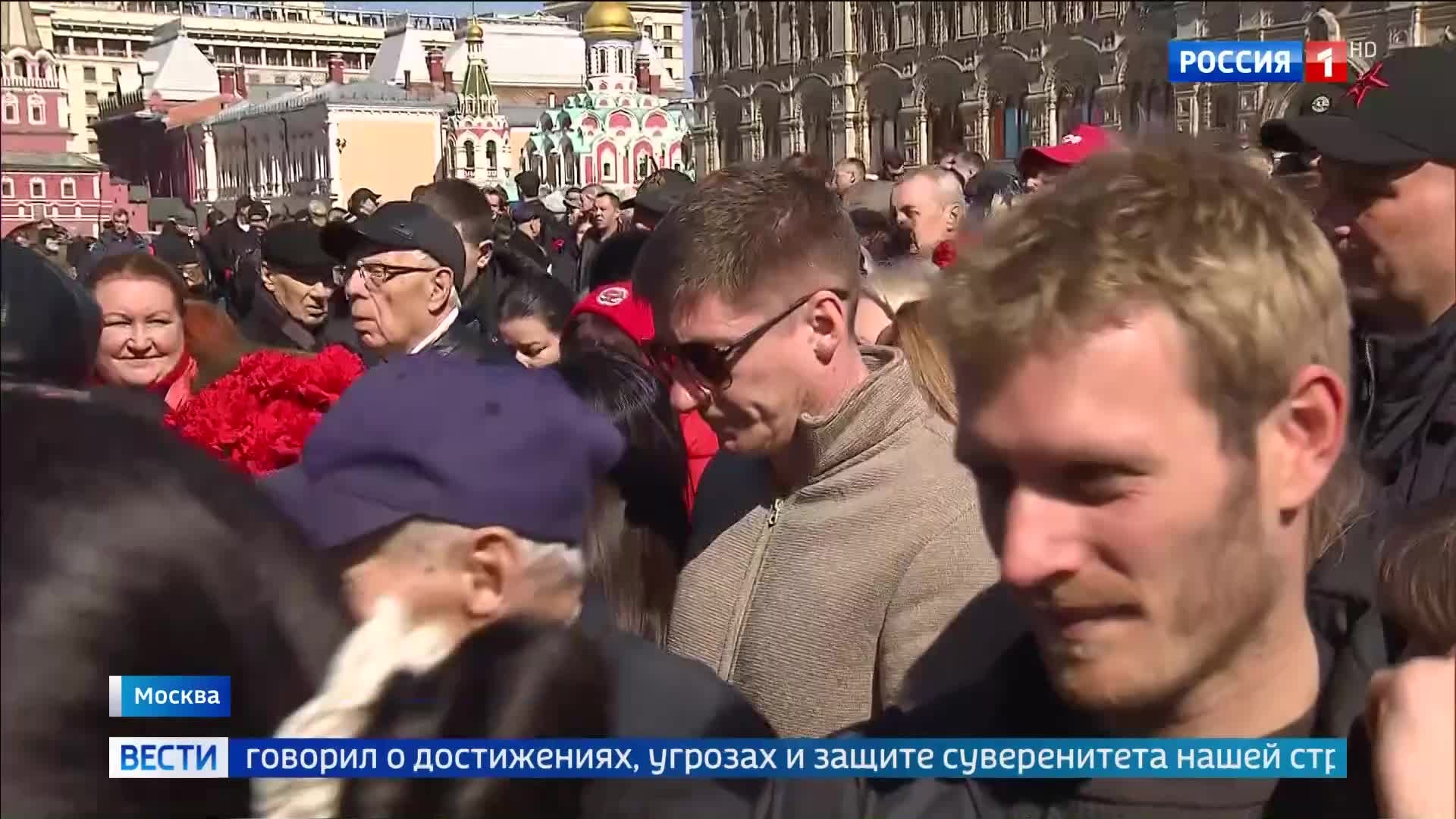 КПРФ провела шествие по Москве с возложением венков у Мавзолея Ленина