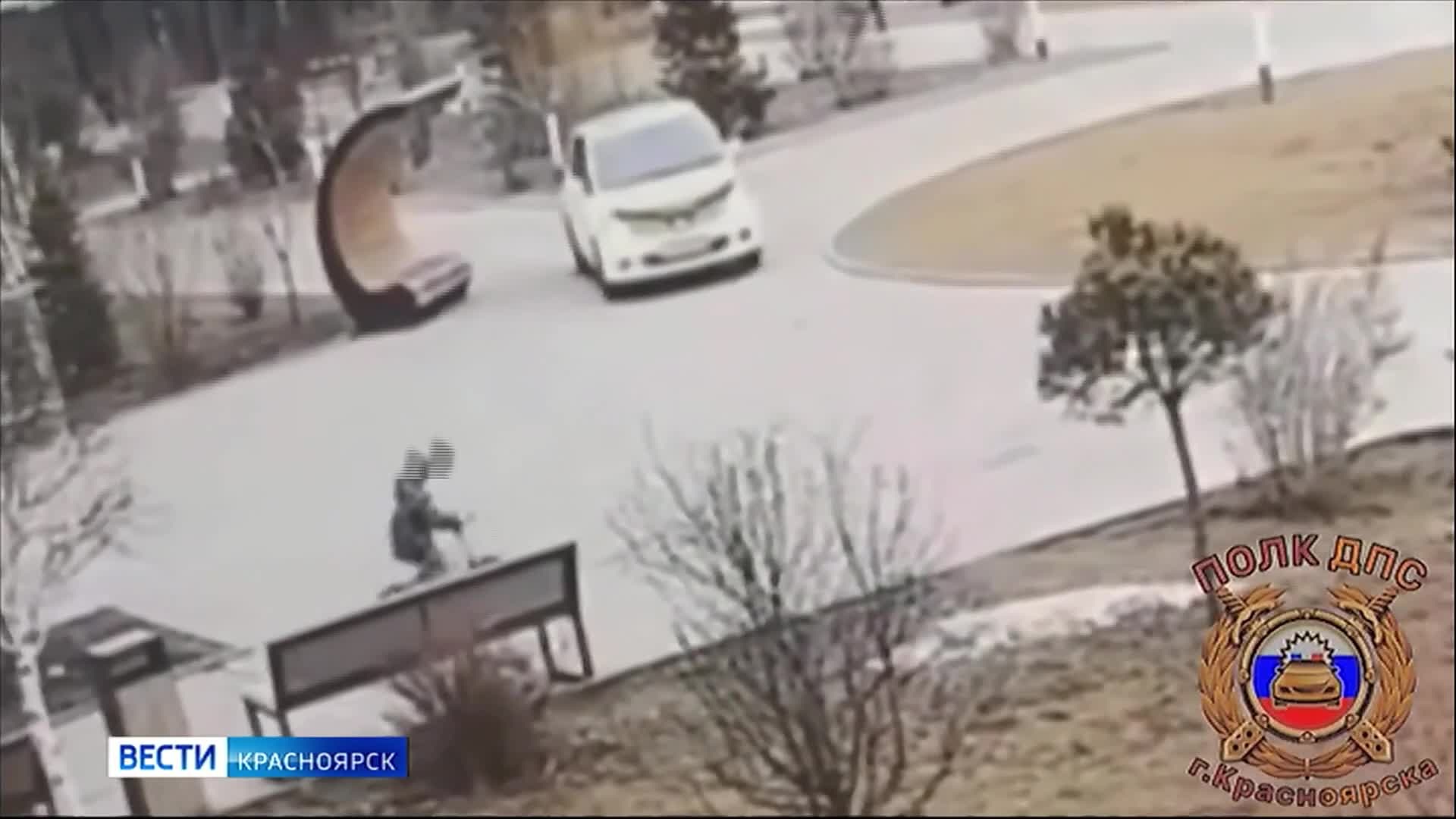 В Красноярске таксист устроил опасную поездку по тротуару