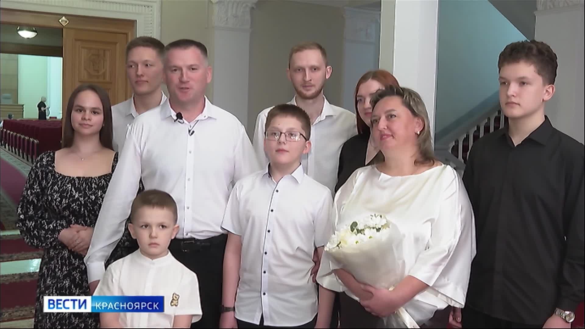 Более тридцати жителей Красноярского края удостоены государственных и краевых наград