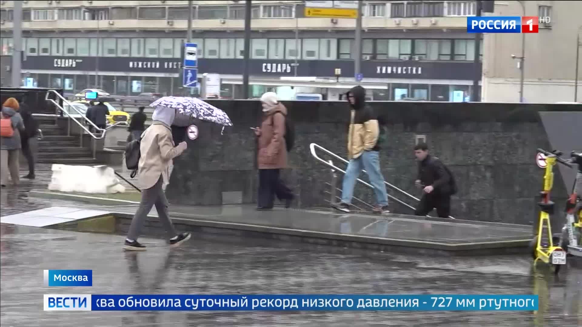 Ураган в Новгородской области оставил без света тысячи людей: снегопад и наводнения по России