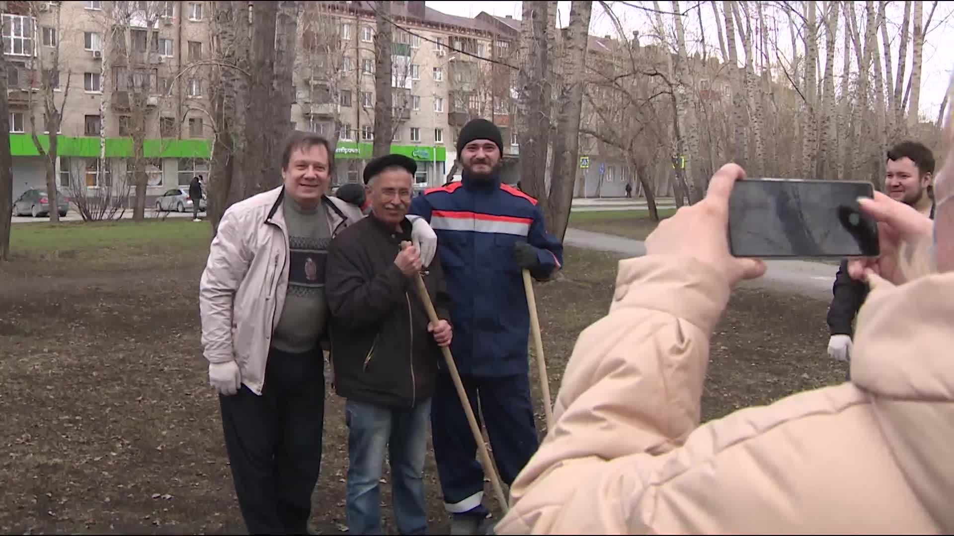 Сотрудники ГТРК "Регион-Тюмень" прибрали сквер Телевизионный