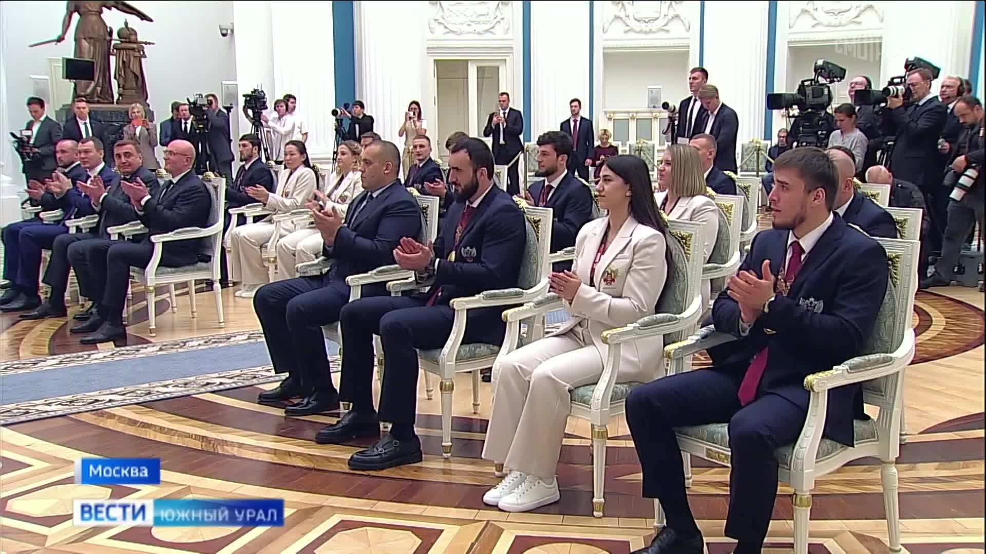 Владимир Путин вручил награду челябинскому боксеру
