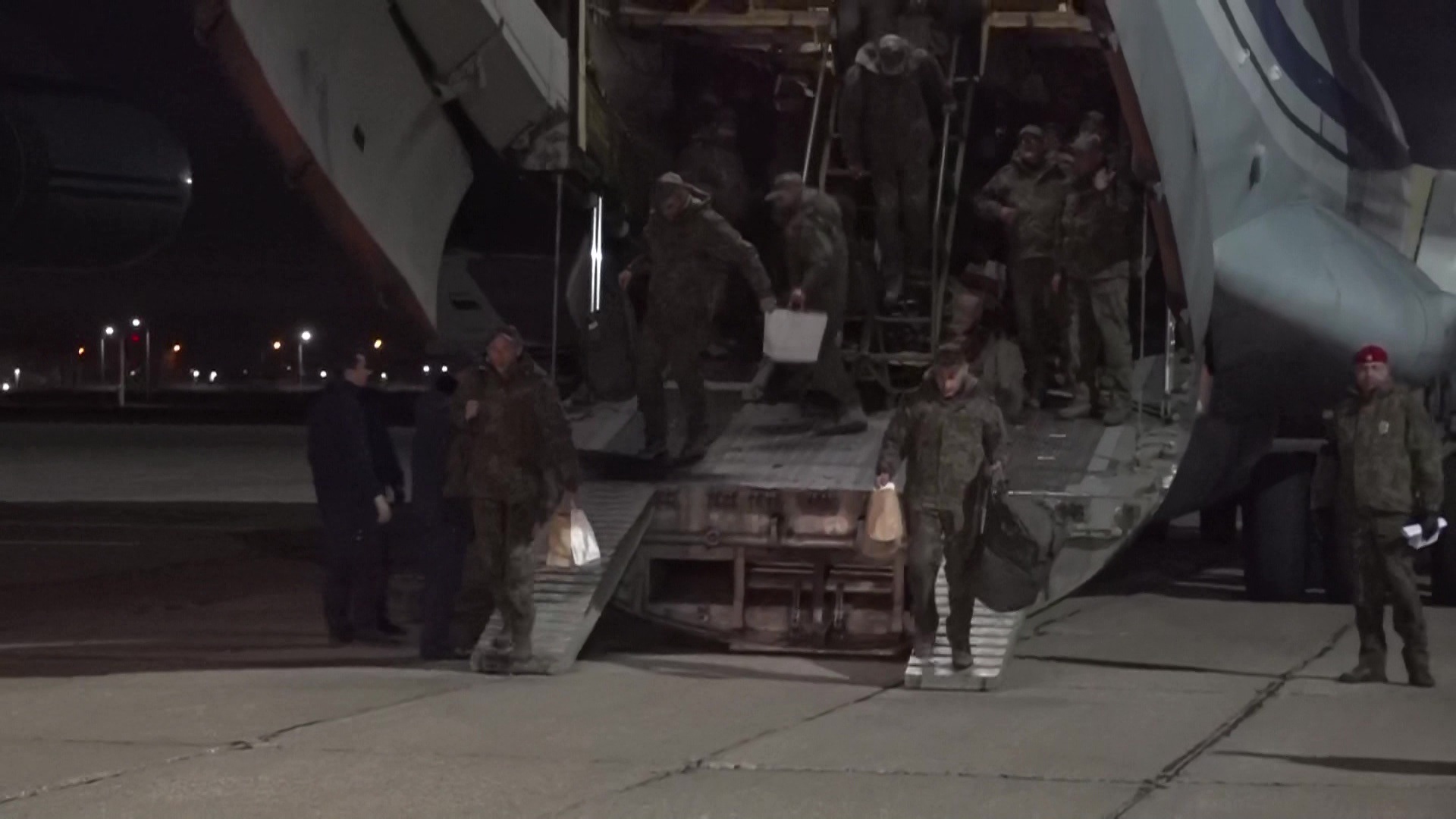 В Москву доставили российских военных, которых удалось вызволить из украинского плена