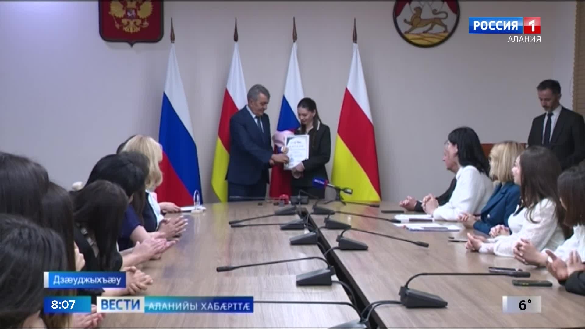 Республикон конкурс "Афæдзы ахуыргæнæджы" уæлахиздзауты æмæ призерты схорзæхджын кодтой Цæгат Ирыстоны Сæргълæууæг Сергей Меняйло