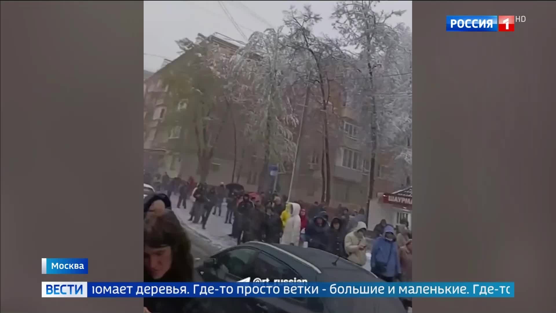 "Майский снегопад парализовал Москву: отмены рейсов и пробки"