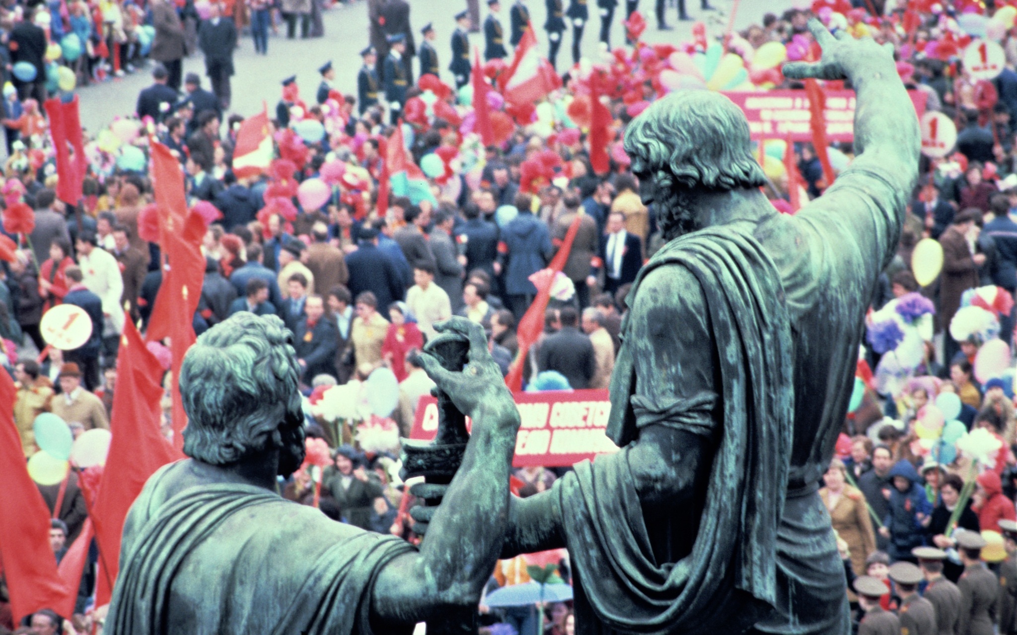 Первомай. Первомайская демонстрация на Красной площади в Москве 1987г
