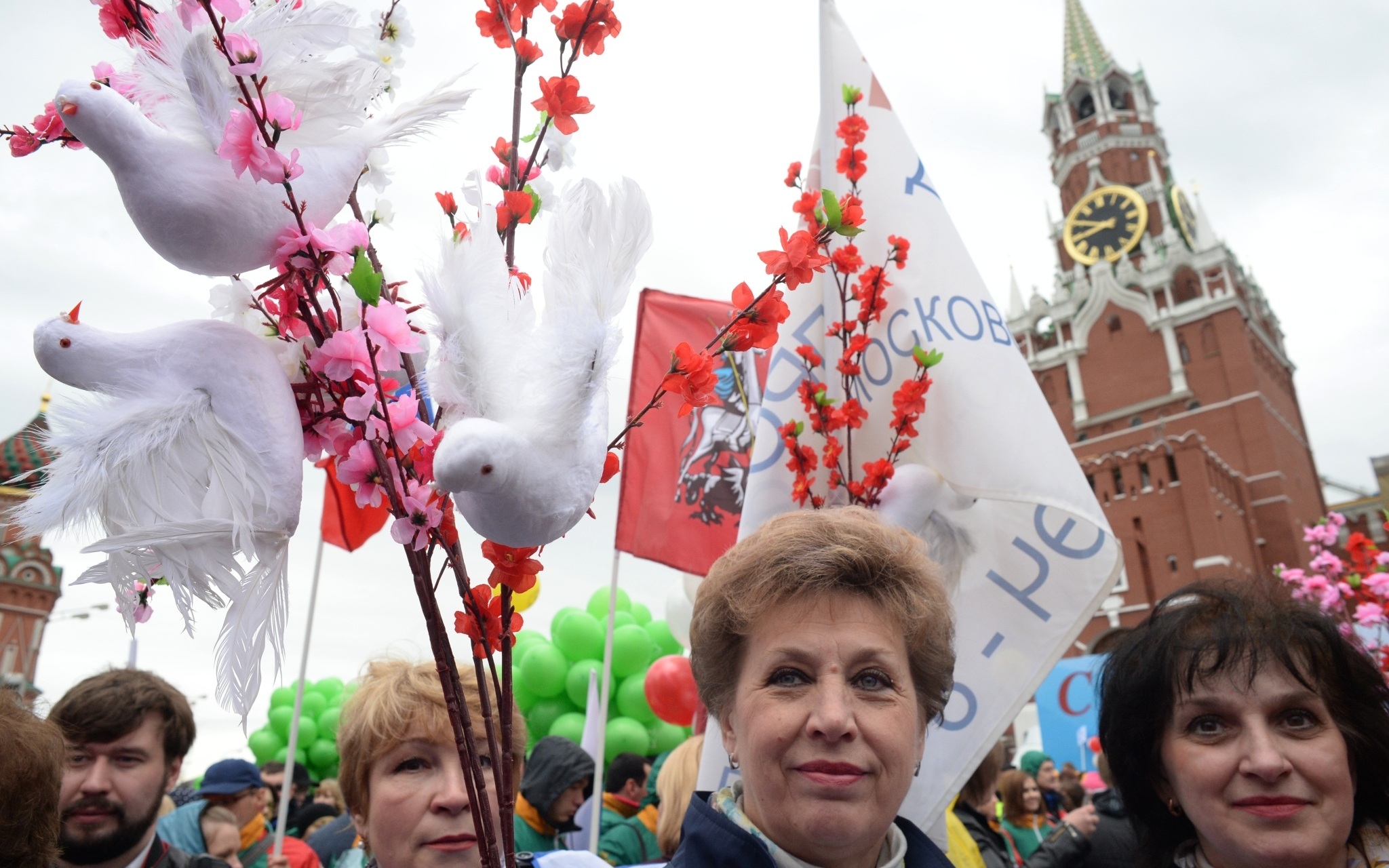 Первомай. Участники шествия профсоюзов, посвященного Дню международной солидарности трудящихся, празднику Весны и Труда, на Красной площади в Москве 2015г
