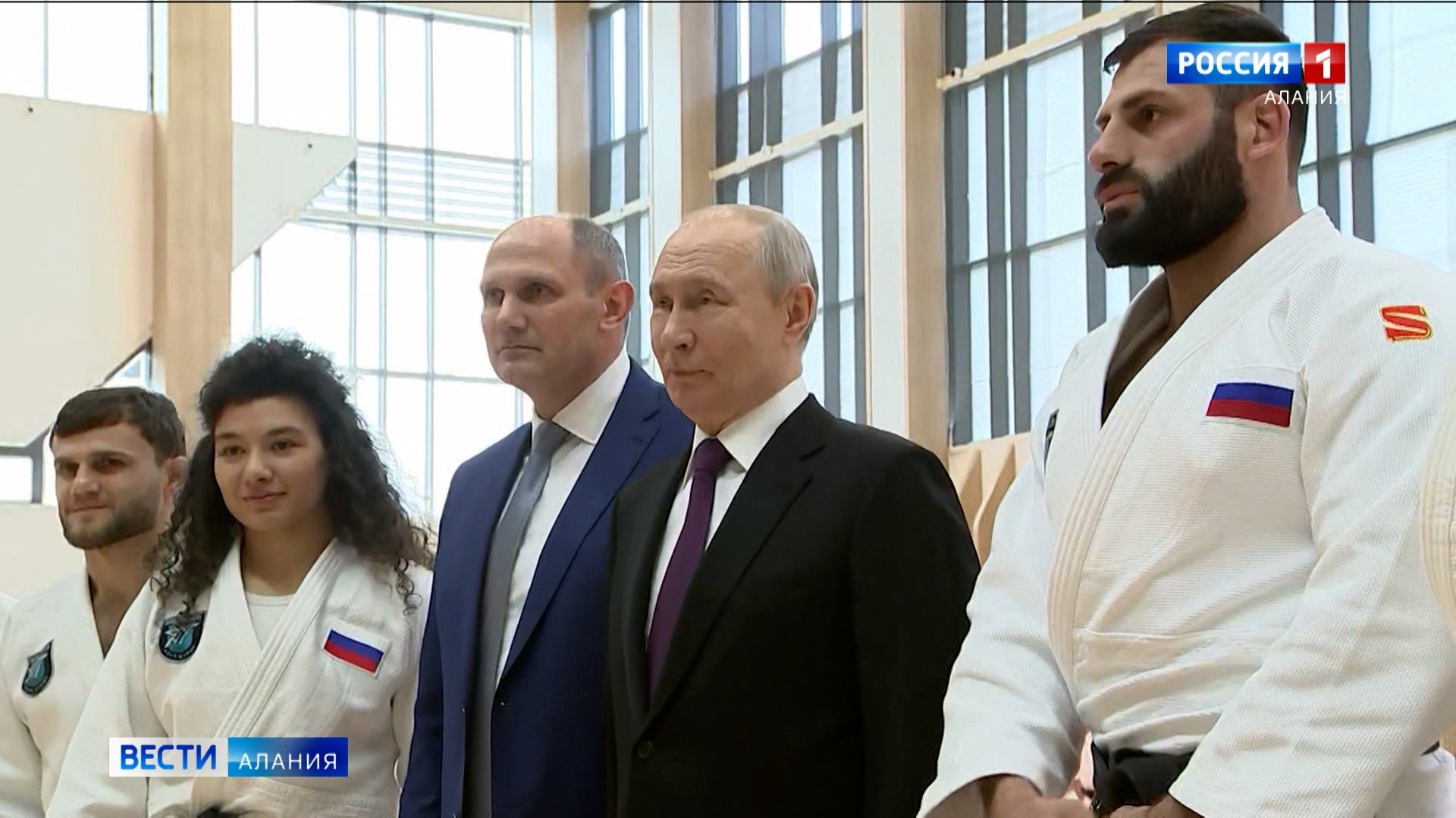 Владимир Путин вручил коллективу региональной Федерации дзюдо Санкт-Петербурга орден Почета