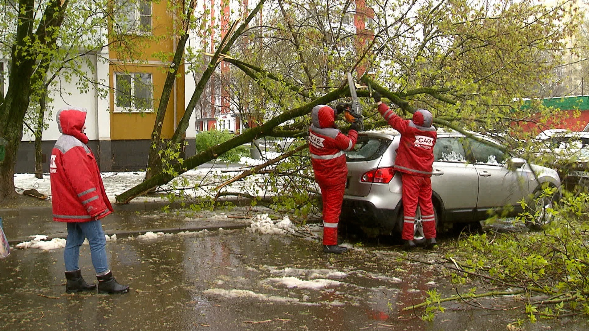 Усиление снегопадов в Москве: коммунальщики борются с последствиями шторма