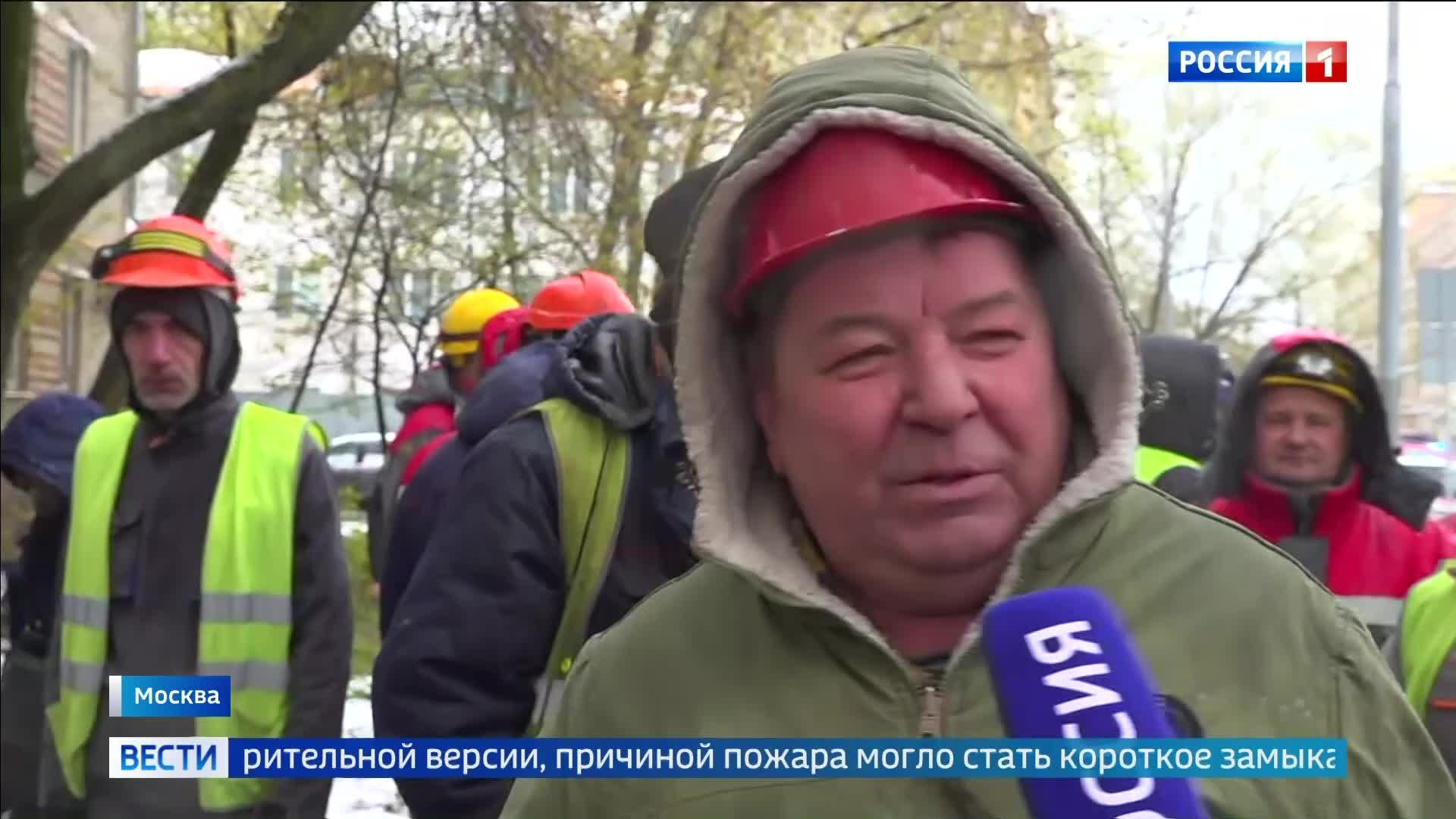 В Москве на втором и третьем этажах элитного жилого комплекса произошел крупный пожар из-за короткого замыкания. Спасены более 20 человек, шестеро пострадали.