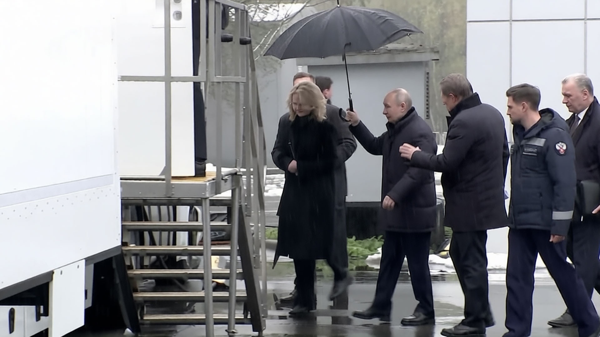 Президент осматривает новейшую технику для медицины катастроф в Москве: от бронированных машин до модульных госпиталей