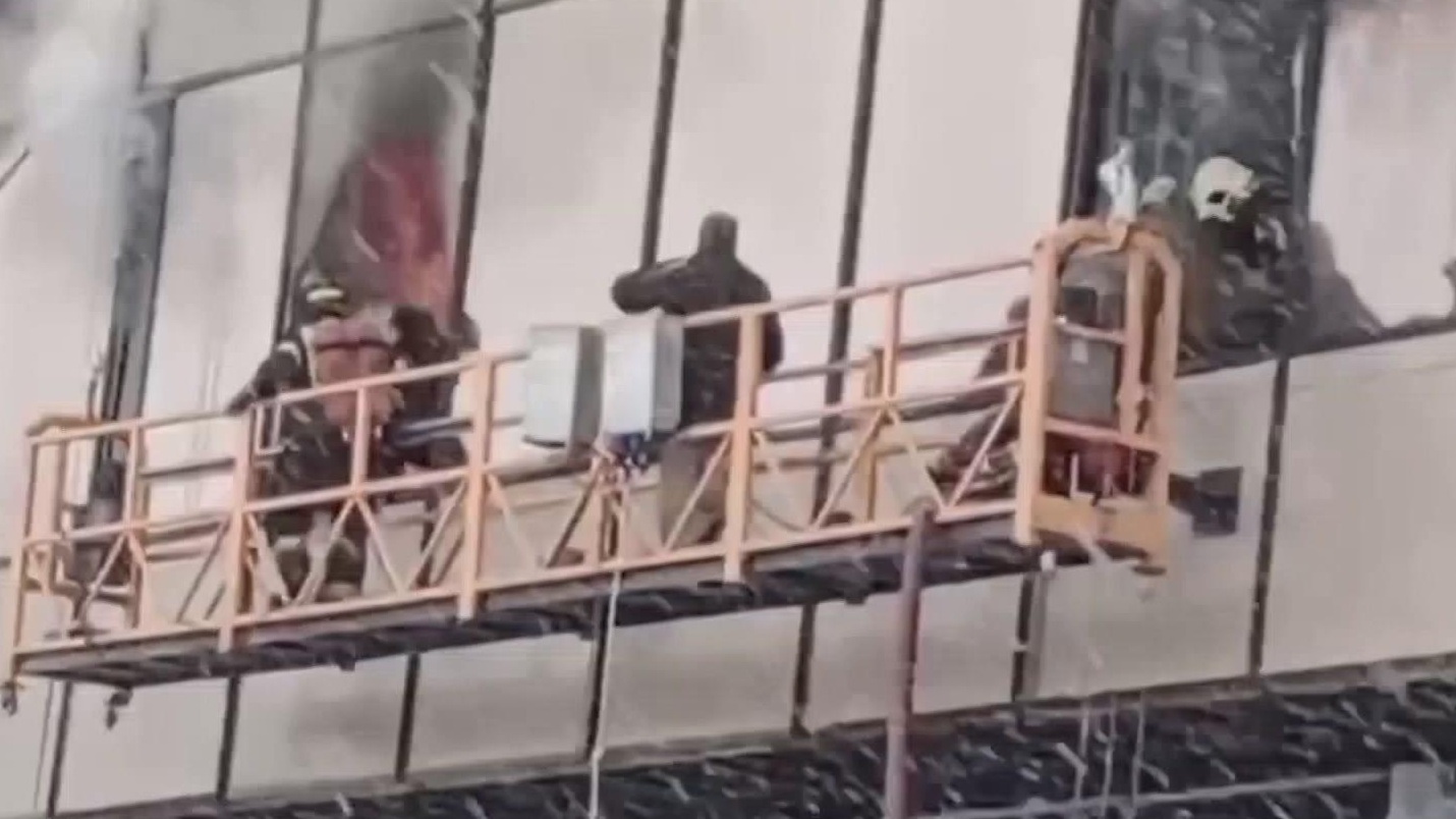 Сильный московский пожар тушат вертолет и поезд