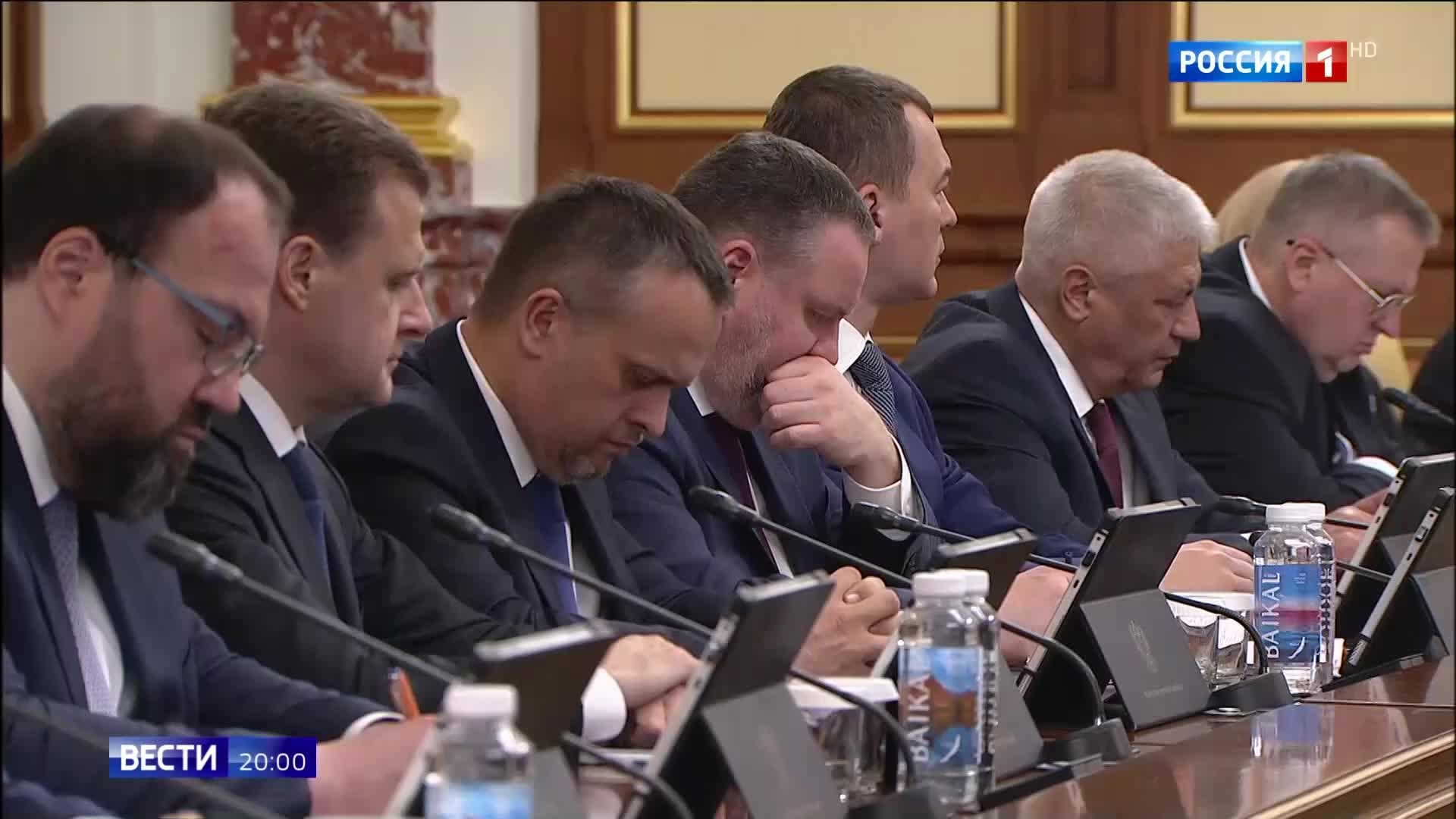 Правительство выделяет 2,5 миллиарда рублей Херсонской области и развивает производство синтетических волокон в России.