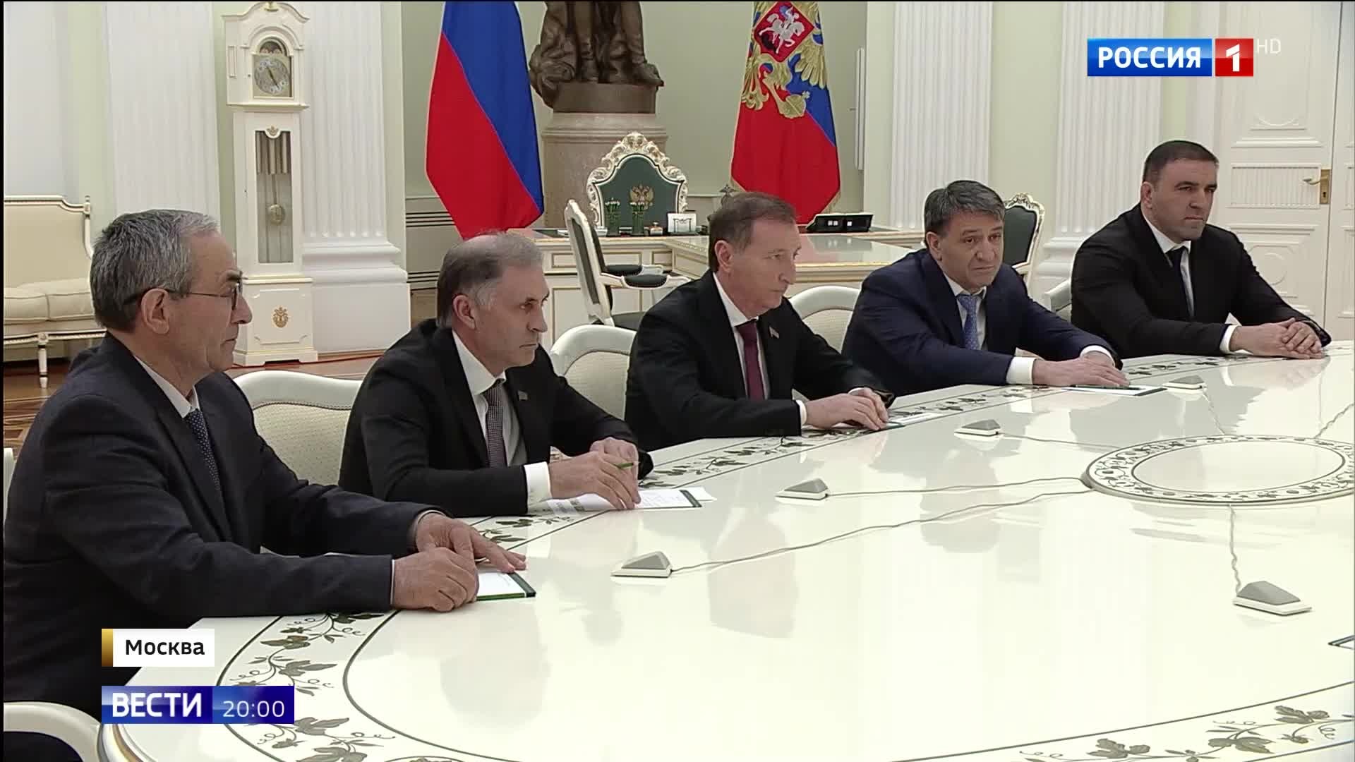 "Владимир Путин обсуждает кандидатуры главы Дагестана и ликвидацию последствий наводнения"