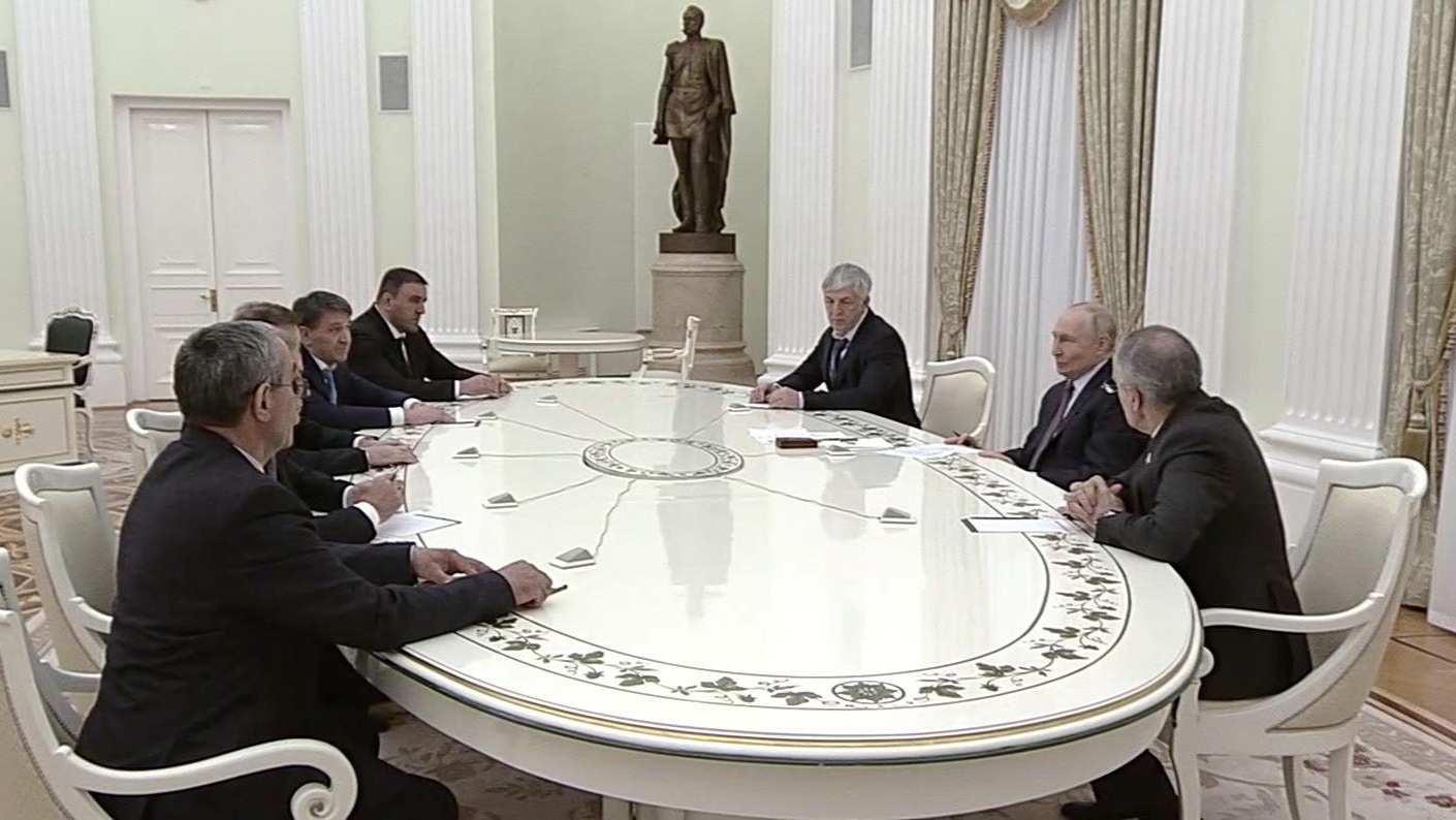 "Владимир Путин обсуждает кандидатуры главы Дагестана и ликвидацию последствий наводнения"