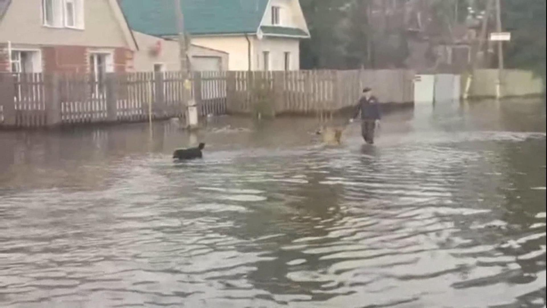 В Сибири паводки отрезали поселки и привели к введению режима ЧС