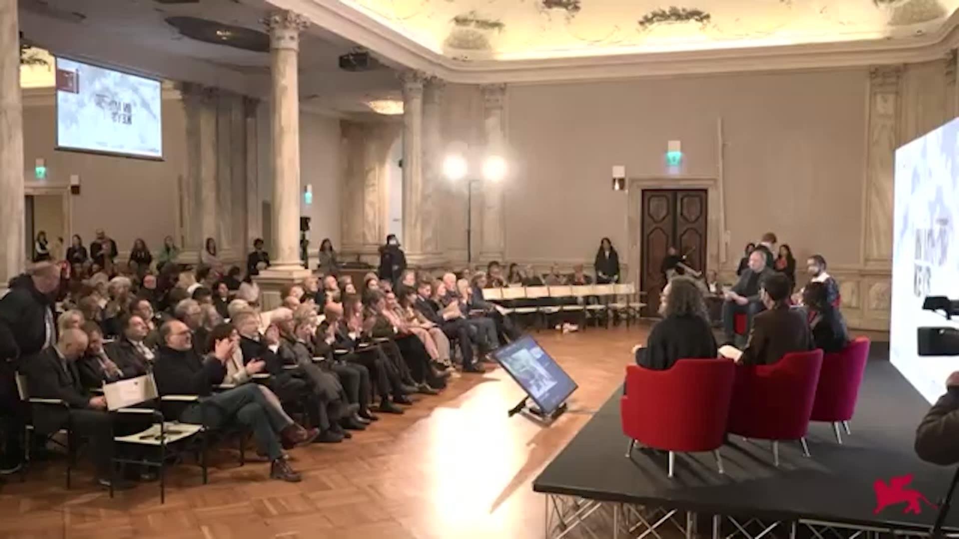 Жюри Венецианской биеннале ушло в отставку из-за участия России и Израиля
