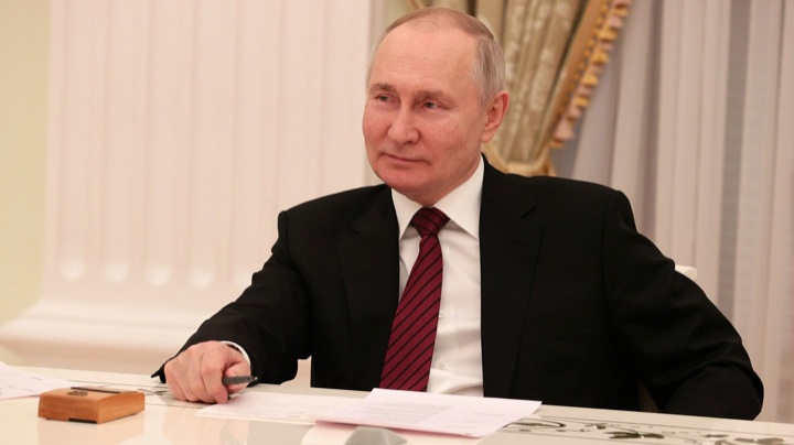 Президент России удостоил государственных наград пять россиян и три трудовых коллектива