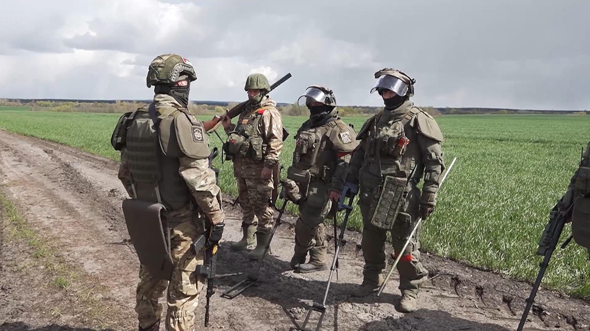 Саперы "Барс-Курск" ежедневно очищают приграничные поля от взрывоопасных предметов