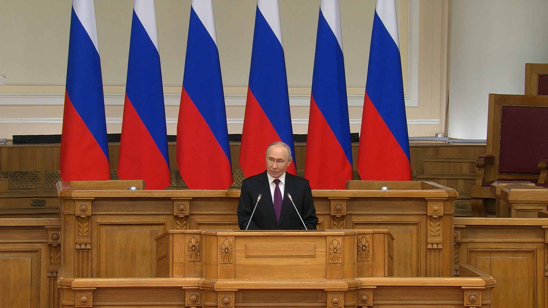 Путин назвал власть тяжелым бременем и предложил списать долги регионов