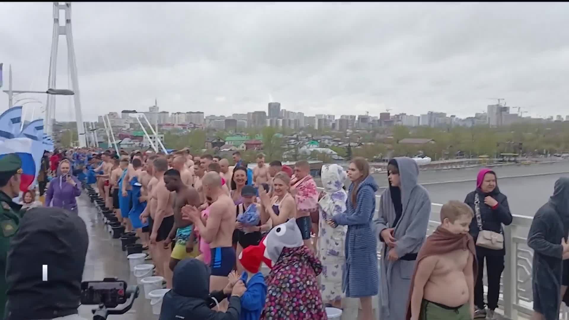 Массовое обливание водой посвятили 440-летию Тюмени