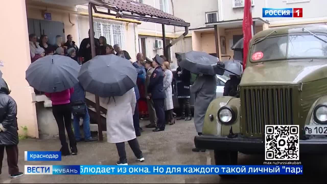 Локальные Парады Победы сегодня утром  прошли у домов ветеранов