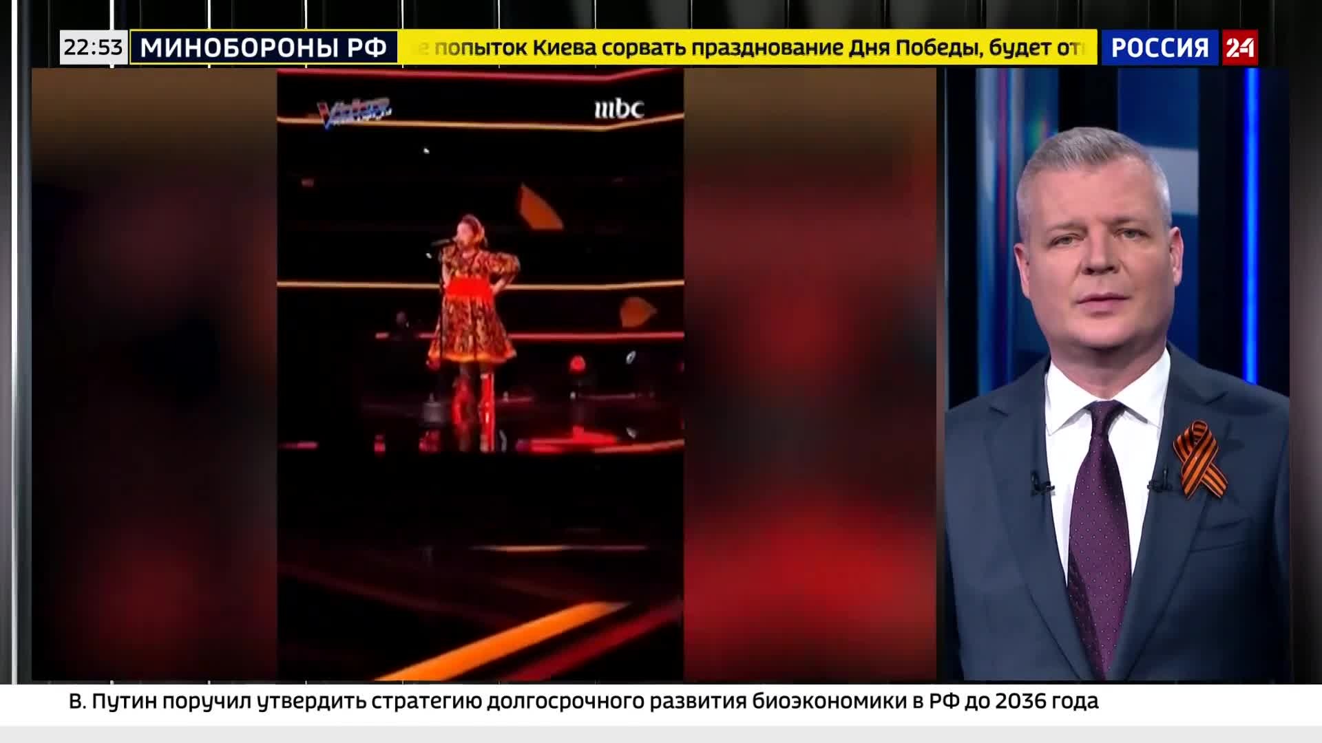 Школьница исполняет "Калинку" на двух языках.