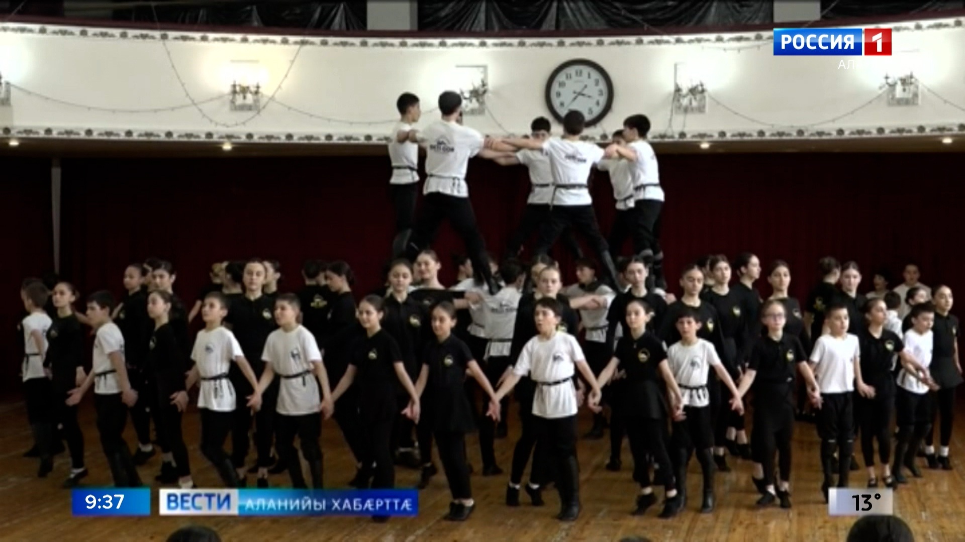 Ансамбль "Хæхты сывæллæттæ" райста гран-при æппæтадæмон конкурсы номинаци "Адæмон кафт"-ы