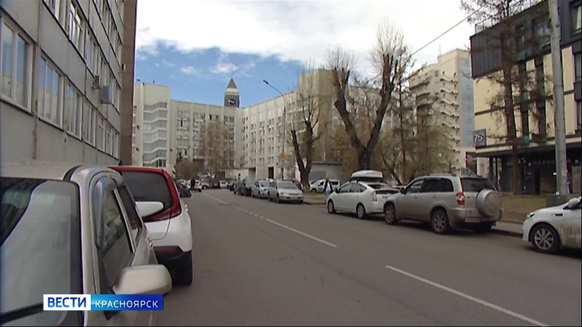 В Красноярске остановилось время: стрелки главных городских часов застыли на 9:45