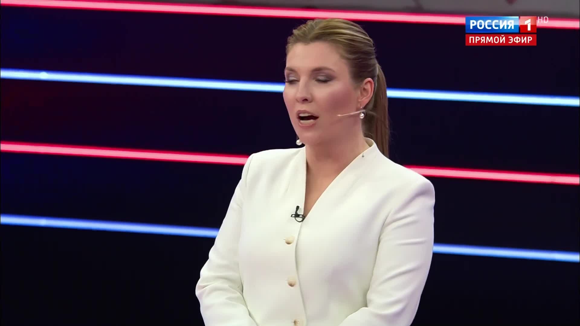 Мелони критикуется за молчание о российской выставке.