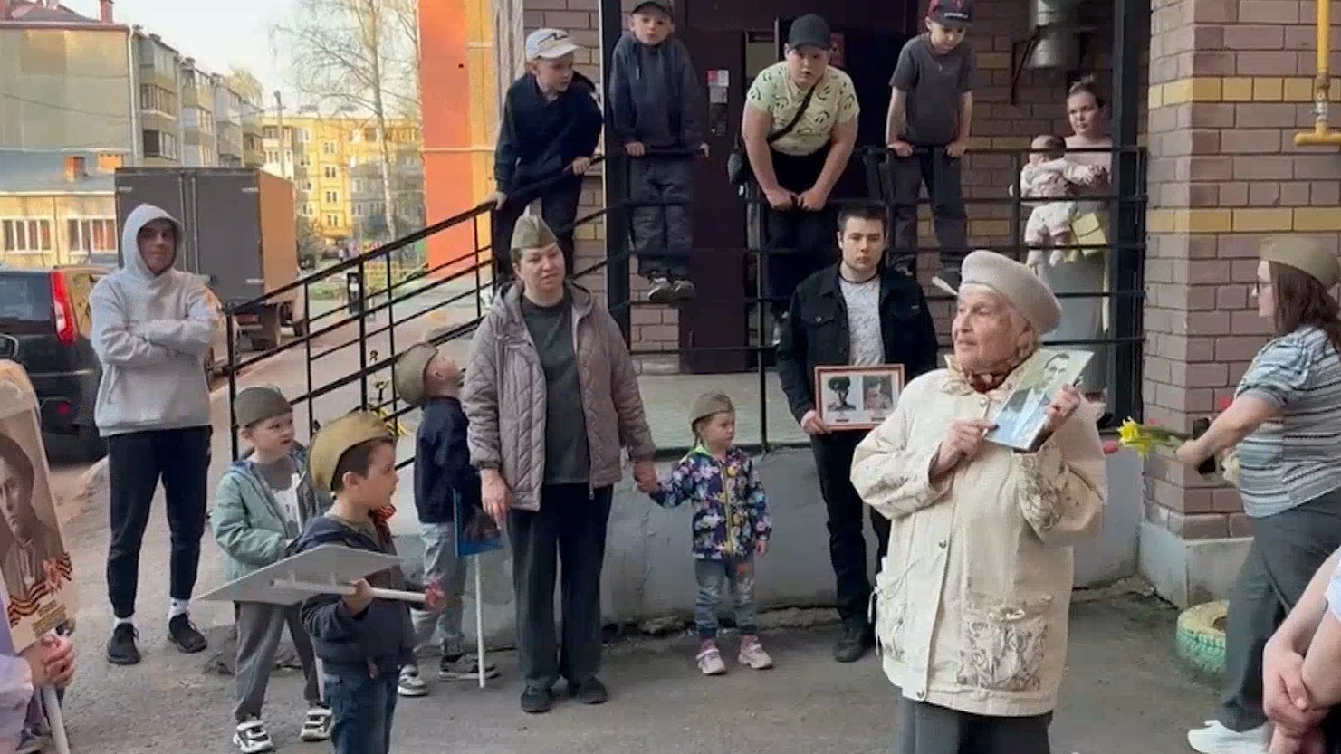 Жители одного из дворов Йошкар-Олы дружно устроили праздник ко Дню Победы с «Бессмертным полком»