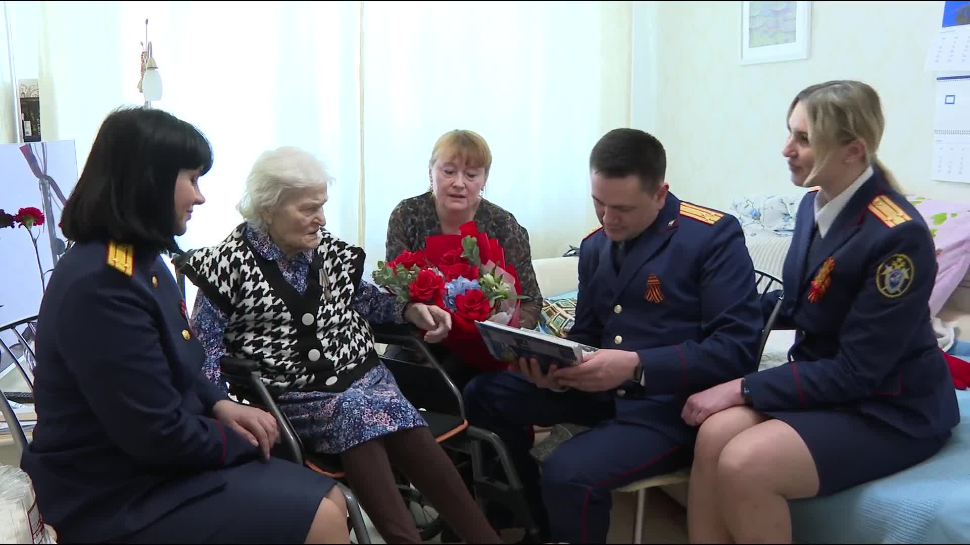 Тюменские следователи поздравили с наступающим Днем Победы ветерана
